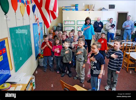 Pledge allegiance classroom hi-res stock photography and images - Alamy