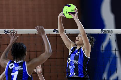 A Nov Ssima Equipe De Voleibol Do Pinheiros Estreia Vit Ria No