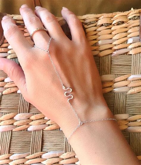 Pin on Guardado rápido Hand chain jewelry Finger bracelets Hand chain