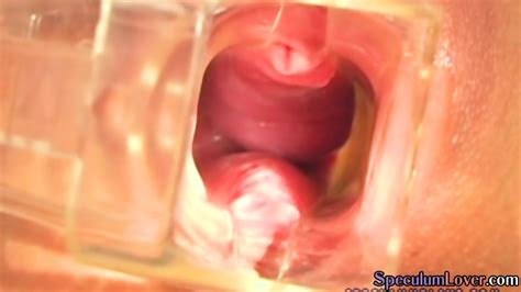 Pissing Babe Gaps Pussy With Speculum Before Peeing