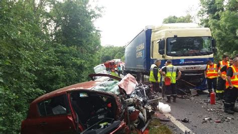 Une Collision Entre Un Poids Lourd Et Une Voiture Fait Deux Morts Dans