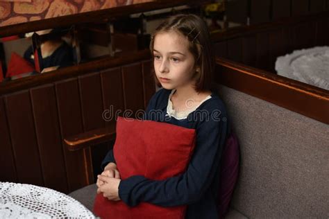 Schreckliche Junge Frau Sieht Fern Brunette Mädchen Sitzt Auf Dem Sofa Mit Rotem Kissen