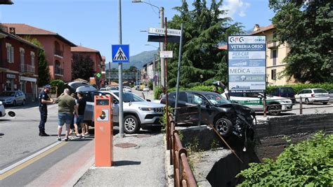 Incidente Allincrocio Fra Via Ivrea E Via Dei Tigli Unauto Rischia