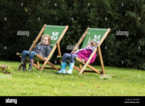 Zwei Kinder Unterhalten Sich Fotos Und Bildmaterial In Hoher