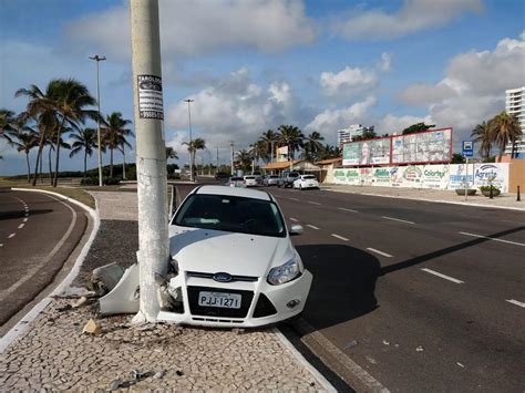 Veículo bate em poste na Orla da Atalaia zona sul de Aracaju F5 News