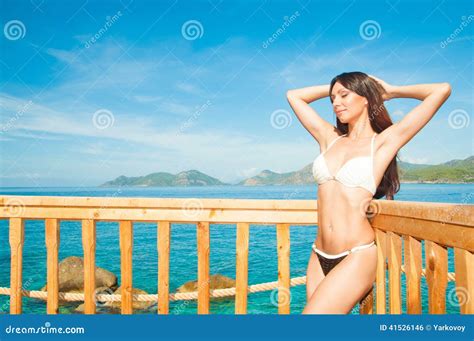 Schöner Brunette Der in Der Sonne Sich Aalt Stockfoto Bild von aalen