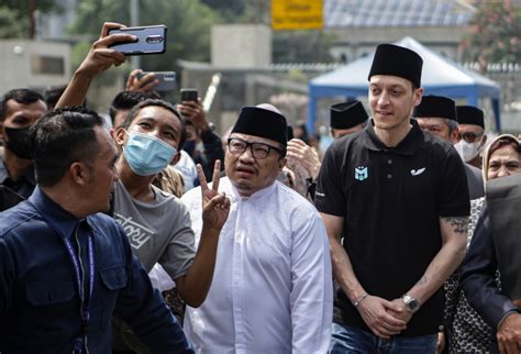 Mesut Oezil Shalat Jumat Di Masjid Istiqlal Jemaah Berburu Swafoto