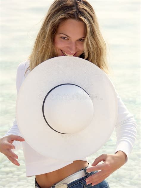 Het Meisje Dat Van De Blonde Witte Hoed Eet Stock Foto Image Of Gelukkig Blij 70052