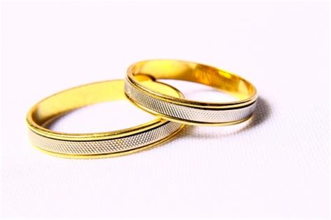 images gratuites main bague metal jaune mariage bible alliance