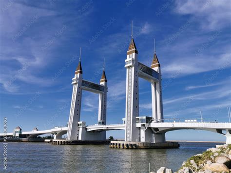 Kuala Terengganu Drawbridge or Jambatan Angkat Kuala Terengganu is a bascule bridge (commonly ...