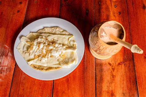 Delicioso Quesillo Tradicional Con Bebida De Cacao Plato De Quesillo