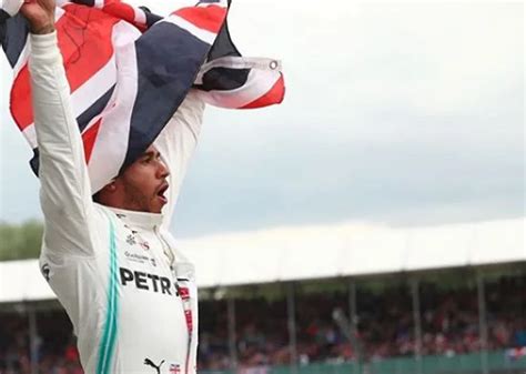 Hamilton Brilha Na Chuva Supera Verstappen E Conquista A Pole Do GP Da