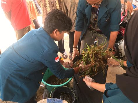 Mahasiswa Kkn Bimbing Warga Desa Labuhan Batin Buat Pupuk Kompos Dengan