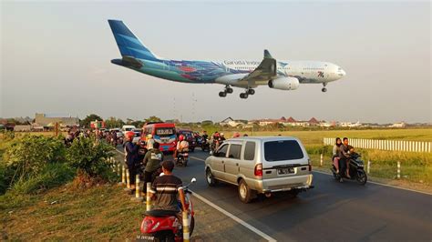 Pesawat Lion Batik Nam Garuda Air Asia Landing Di Pinggir Jalan