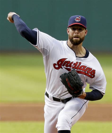 Kluber le gana el duelo de pitcheo a Hernández