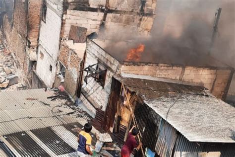 Rumah Kawasan Padat Penduduk Di Grogol Petamburan Terbakar ANTARA News