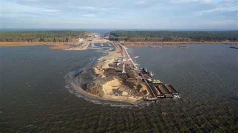 Przekop Mierzei Wiślanej Pełny przelot nad budową kanału żeglugowego