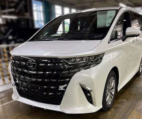 Новый минивэн Toyota Alphard рассекречен на «живых» фото за месяц до ...