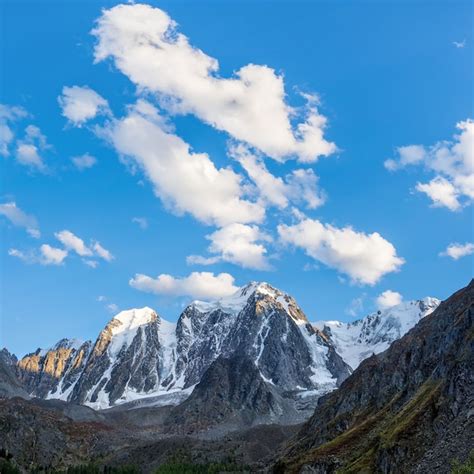 Nuvens Brancas Sobre Uma Alta Montanha Pontiaguda Paisagem Alpina