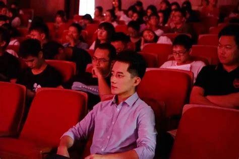 Thầy giáo hot boy cô giáo nữ thần ở Trung Quốc hậu nổi tiếng Người nghỉ việc đi du học người
