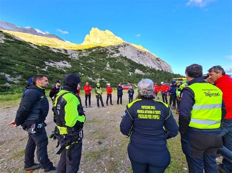 Marmolada In Corso Le Operazioni Di Ricerca In Quota Soccorso Alpino