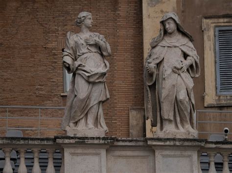 Basílica de san pedro roma detalle de la estatua en el techo de las