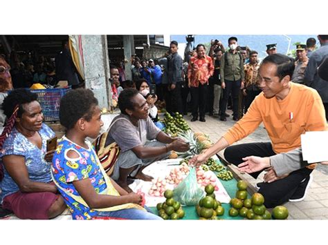 Presiden Jokowi Sapa Warga Dan Cek Harga Kebutuhan Pokok Di Pasar