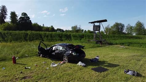 NonstopNews BMW und Motorradfahrer müssen sich auf Bundesstraße