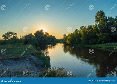 Coucher De Soleil Sur La Rivi Re M Andre Qui Se Cache Derri Re La