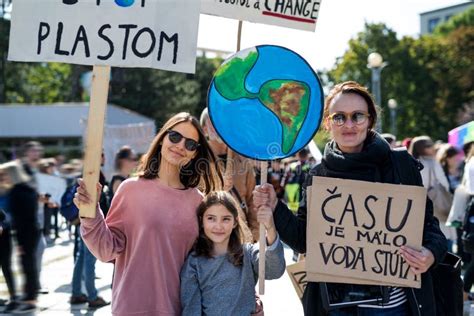 Personas Con Carteles Y Afiches Sobre La Huelga Global Por El Cambio