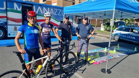 Sicurezza Stradale Il Pullman Azzurro Della Polizia Fa Tappa A Terracina