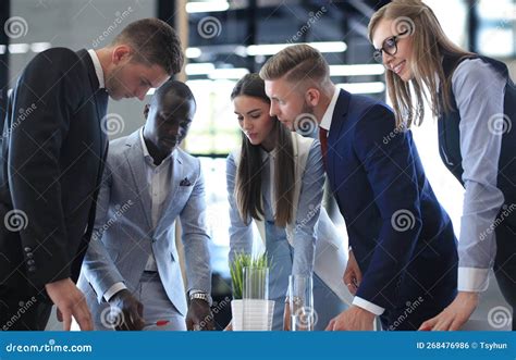 Equipo De Negocios Discutiendo Juntos Planes De Negocio En La Oficina