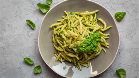 Pesto Alla Genovese La Ricetta Originale E Come Gustarla Gq Italia