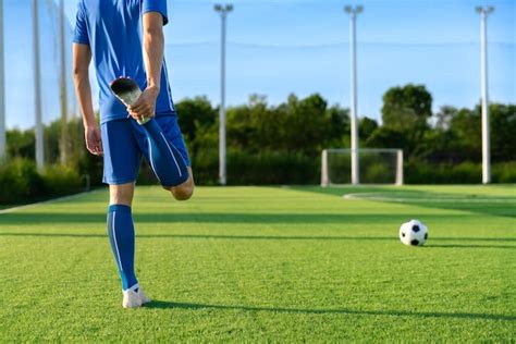 El jugador de fútbol se calienta antes de patear tiro libre o patear