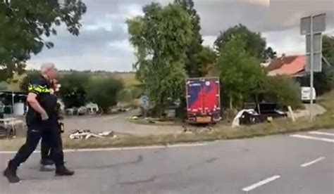 Cel puţin doi morţi după ce un camion a intrat într un grup de oameni