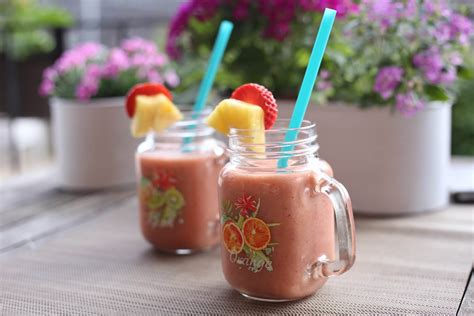 Leckerer Erdbeer Smoothie Mit Buttermilch Papaya Und Ananas