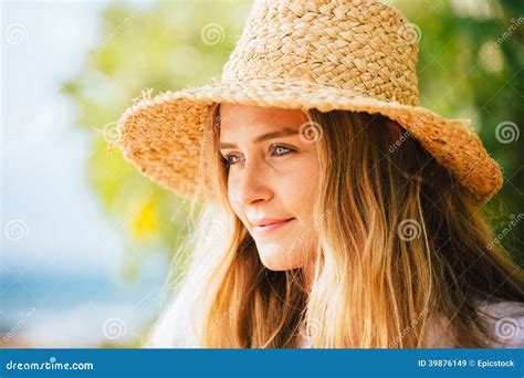 Portrait De Belle Fille Blonde Sur La Plage Image Stock Image Du Fond