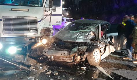 Conductor se salva milagrosamente tras impactar contra un tráiler