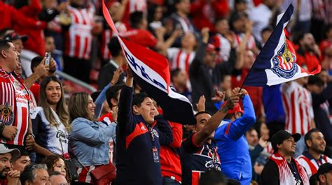 Liga MX Femenil Chivas Recibe Serenata Previo A La Ida De La Liguilla