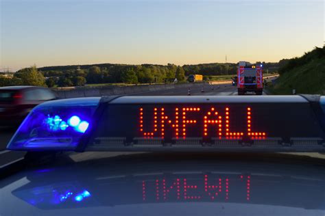 Unfall A Unfall Auf Der A Sechs Schwerverletzte Autobahn Gesperrt