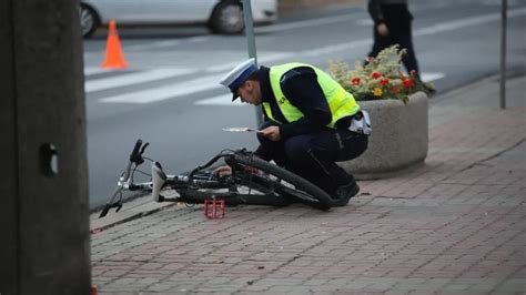 Krośniewice 15 latek wjechał na rowerze na przejście dla pieszych