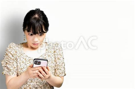 スマホ画面を見て驚く女性 No 24778640｜写真素材なら「写真ac」無料（フリー）ダウンロードok