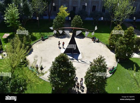 Ver Abajo Para La Escultura De Alexander Calder Carmen En Exposici N