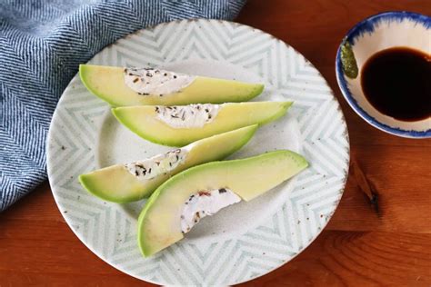 旨み引き立つ！トロっと食感♪ アボカドのみそ汁の作り方 Macaroni