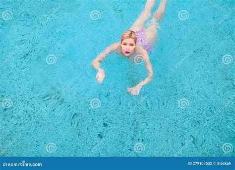 Una Hermosa Mujer Nadando En La Piscina Ver Desde Arriba Un Disparo