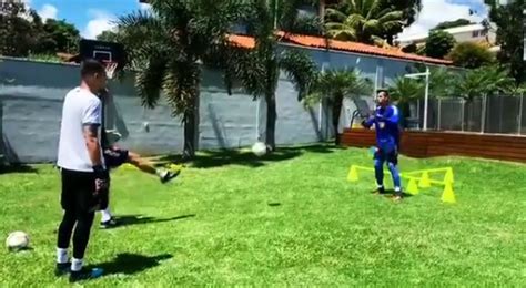 Goleiros Fábio e Vitor Eudes treinam em casa preparador de goleiros