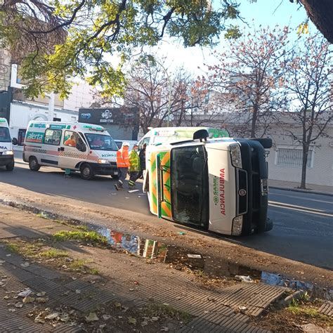 Volcó una ambulancia que trasladaba a un paciente en código rojo BVC