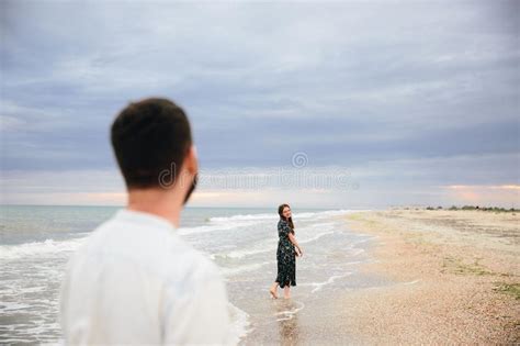 Bastante En El Amor Que Abraza En La Playa Colocaci N En La Playa En El