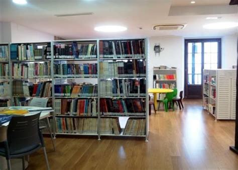 Escuela De Barcelona Retira De Su Biblioteca Libros Con Contenido