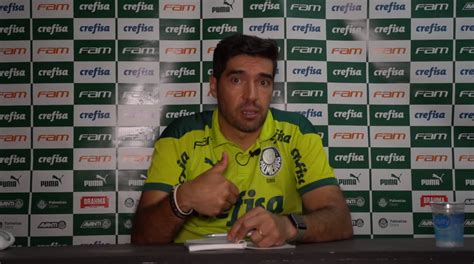 Abel Ferreira desconversa sobre duras críticas e revela se espelhar em